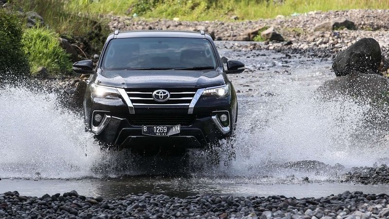 Toyota Fortuner SUV Premium - Mobil Diesel