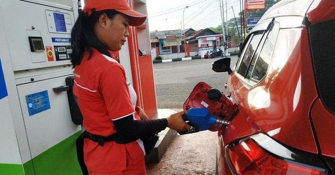 perbedaan mobil listrik dan hybrid - SPBU untuk Mobil